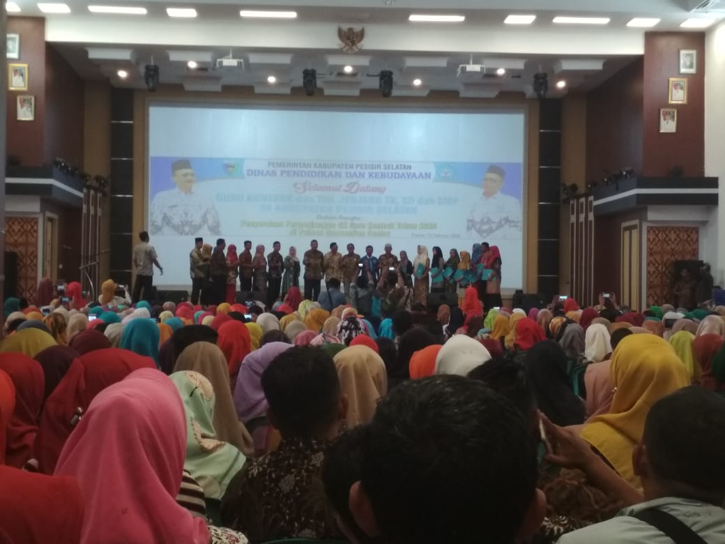 Bupati Pesisir Selatan serahkan secara simbolis SK Perpanjangan Pengangkatan Guru Kontrak Tahun 2020
