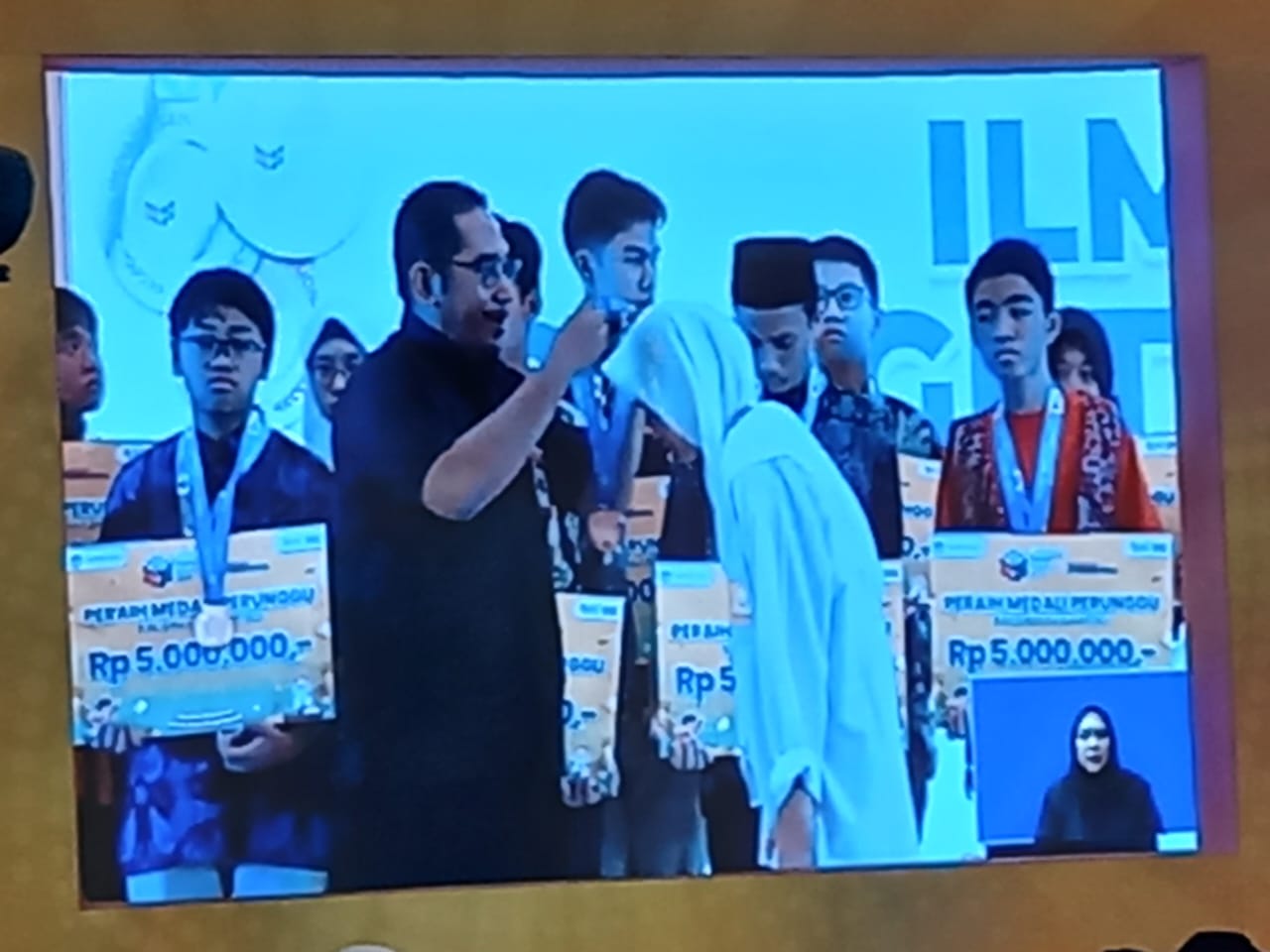 Siswa Kelas 9 UPT SMP Negeri 1 Pancung soal membuat Sejarah dengan Meraih Medali Perunggu Bidang IPS