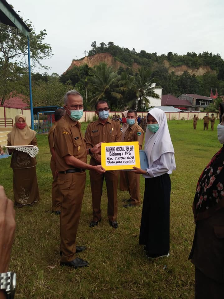 Pjs Bupati Pessel menyerahkan penghargaan kepada 3 orang pelajar SMP dan SD yang berprestasi
