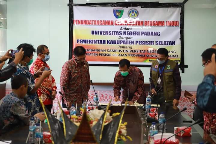 UNP Bakal Buka Kampus Di Pessel, Bupati Pessel, Hendrojoni, dan Rektor UNP Tandatangani MoU