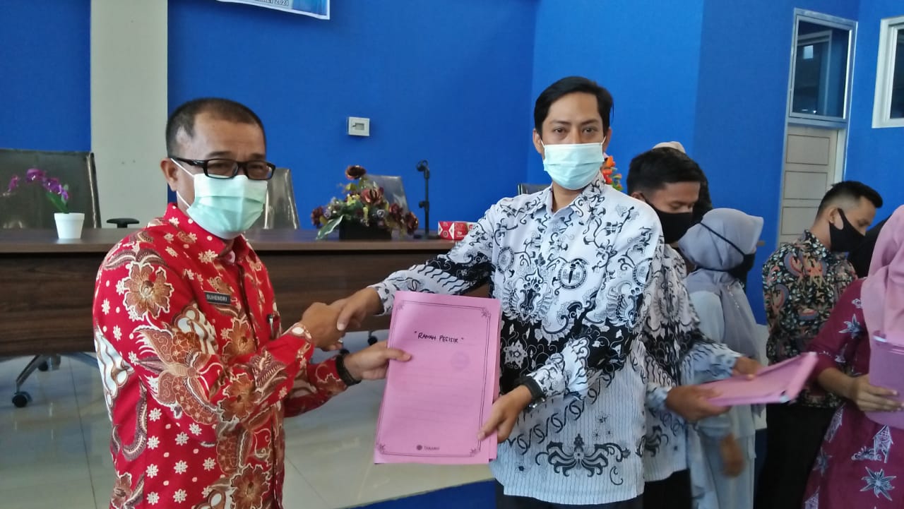 Simbolis Pembagian SK Perpanjangan Pengangkatan Guru Kontrak dan Tenaga Harian Lepas 