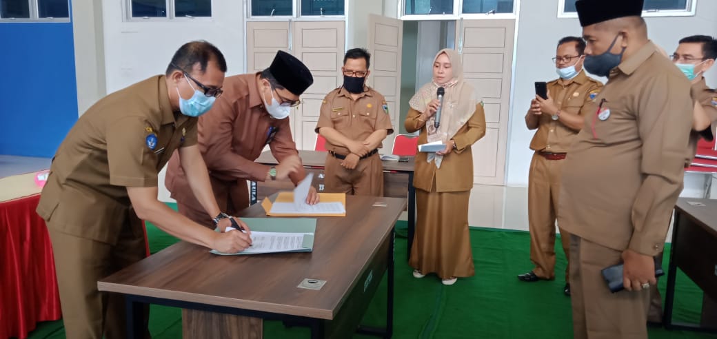 Penandatanganan Keputusan Bersama antara Disdikbud dan Kemenag Kabupaten Kabupaten Pesisir Selatan