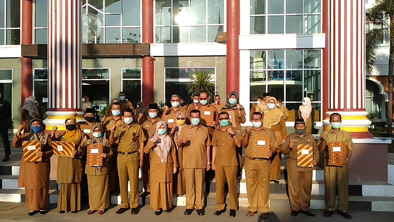Simbolis Penyerahan Izin Operasional Sekolah kepada Koordinator Pendidikan Kecamatan se Kab.Pessel