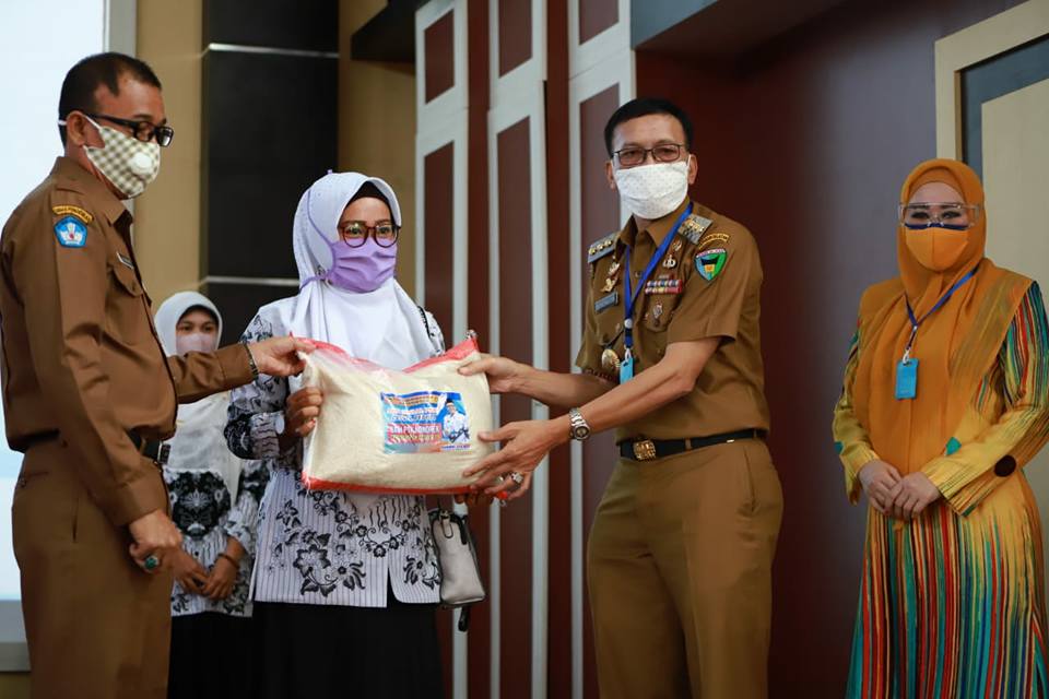 PGRI Pessel Peduli melaunching Bantuan Bahan Pokok  36 ton beras kepada PTK Honorer Pesisir Selatan