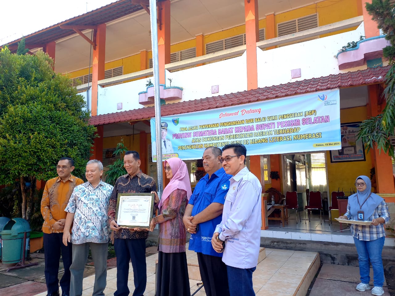 Mampu Tingkatkan Kompetensi Guru, Bupati Pessel Terima Penghargaan Dari Kemendikbud ristek RI